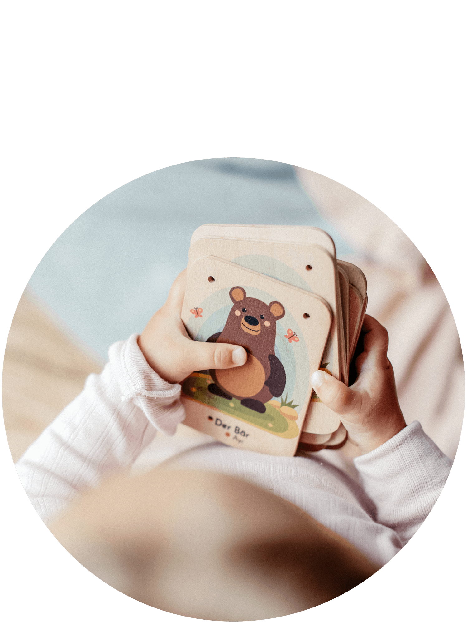 Kind hält Lernkarten in der Hand