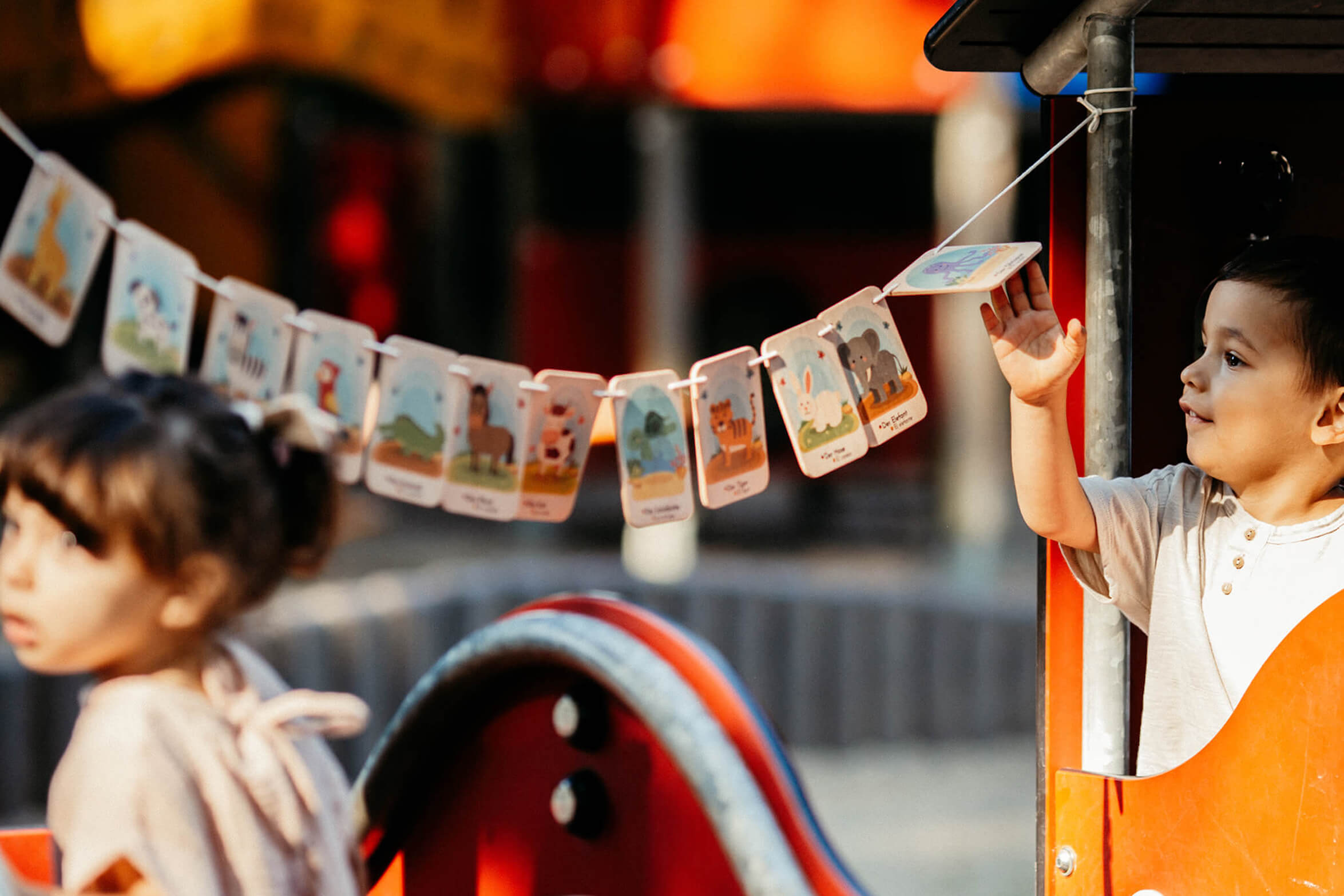 Kinder spielen mit Lernspielkarten als Girlande