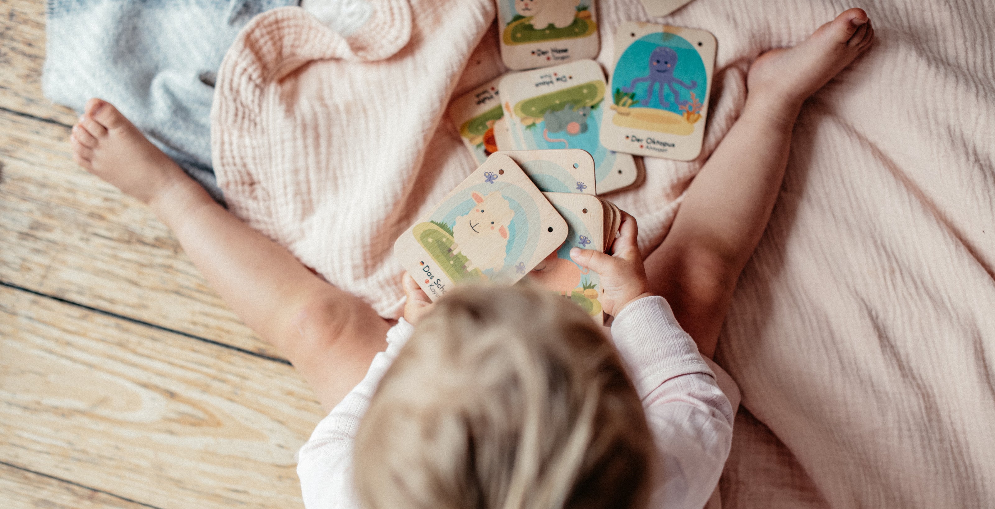 Kind spielt mit Montessori Lernspielkarten