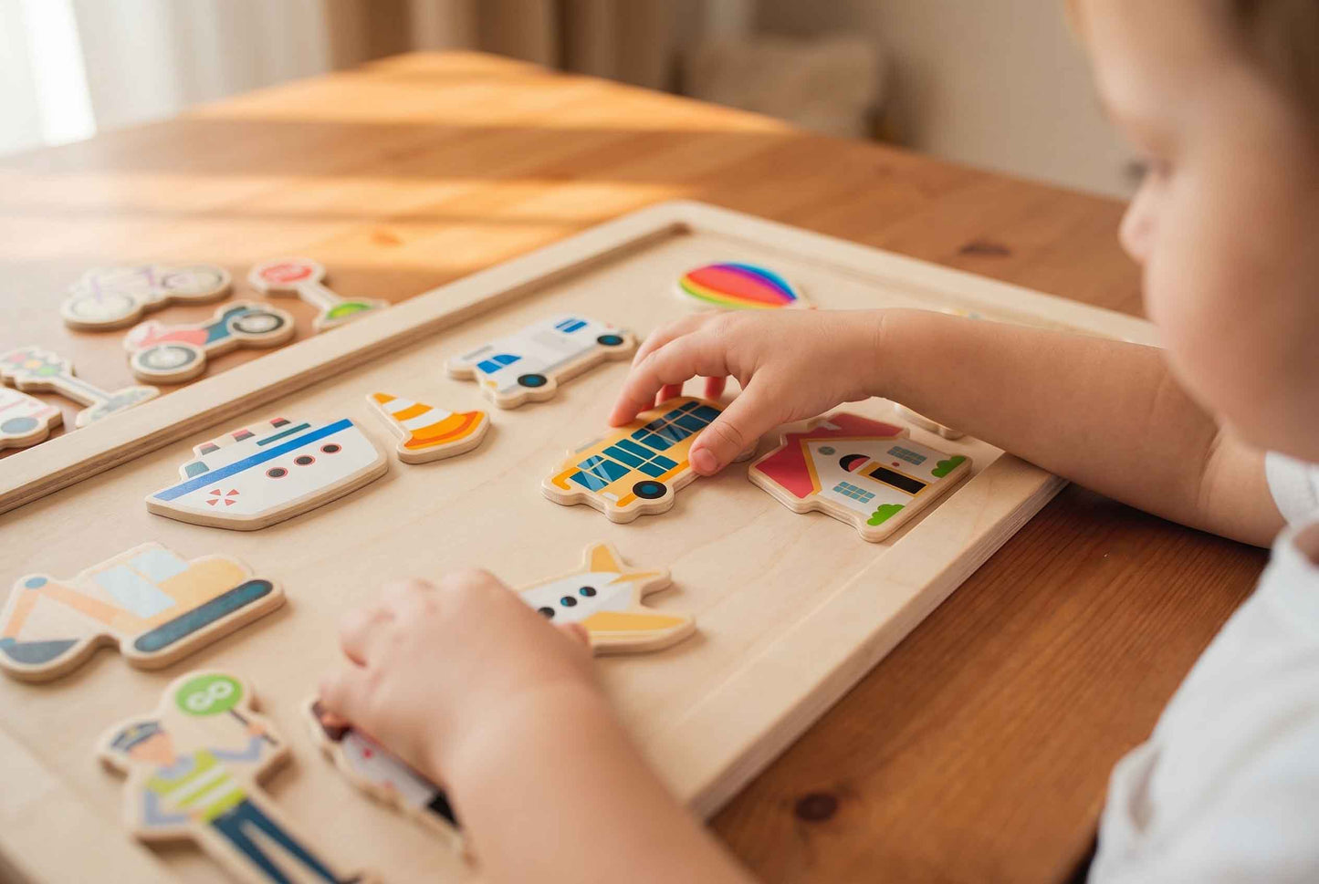 Holzmagnete mit Stadtmotiven auf einem Lernboard – spielerisches Lernen für Kinder