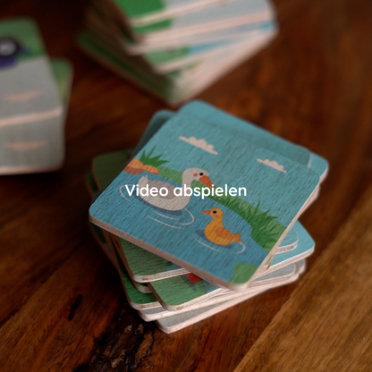 Kind spielt mit Memorykarten aus Holz